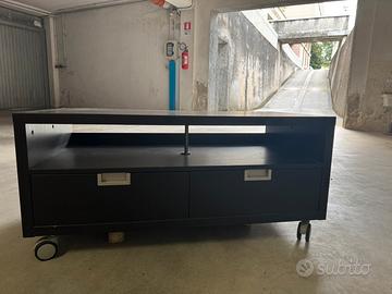 Mobile TV Ikea con ruote