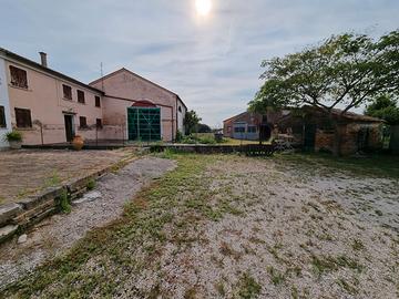 Rustico con cortile privato a Villa Estense