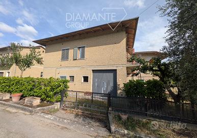 Casa semi-indipendente con garage e giardino