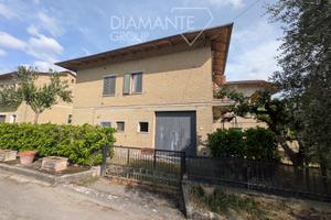 Casa semi-indipendente con garage e giardino