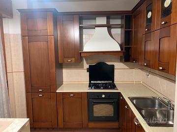 Cucina angolare completa di elettrodomestici