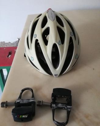 CASCO E PEDALI 