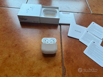 Cuffie Airpods 4 con cancellazione del rumore