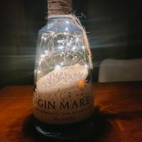 lampada con bottiglia gin e sabbia 