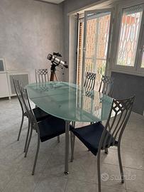 Tavolo di cristallo + 6 sedie.