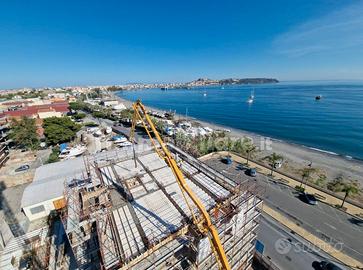 MILAZZO - Trivani fronte mare a 20 mt da spiaggia