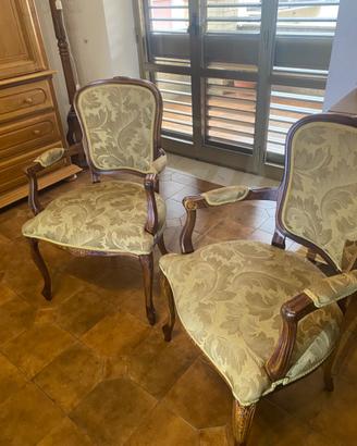 Due sedie coloniali in legno