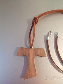 Ciondolo a forma di croce di Tau