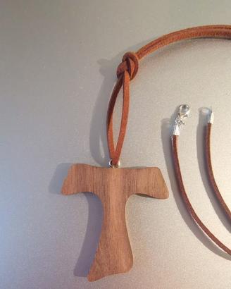 Ciondolo a forma di croce di Tau