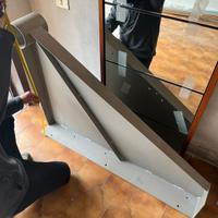 Scala a chiocciola nuova appena verniciata