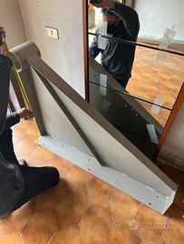 Scala a chiocciola nuova appena verniciata