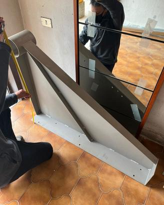 Scala a chiocciola nuova appena verniciata