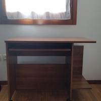 Scrivania, sedia, libreria