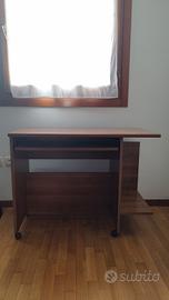 Scrivania, sedia, libreria