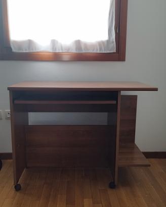 Scrivania, sedia, libreria