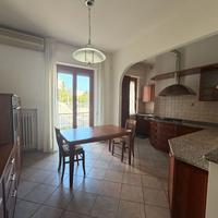 Appartamento con garage e corte, zona M. L. King