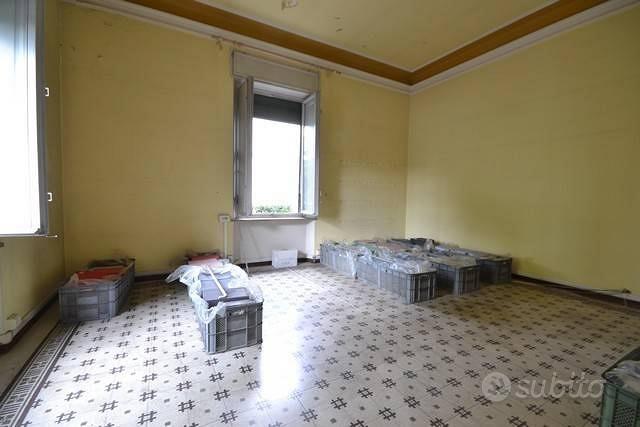 Villa di 384 m² con più di 5 locali e box auto a L