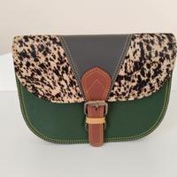 Borsa in pelle con dettaglio animalier.