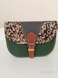 Borsa in pelle con dettaglio animalier.