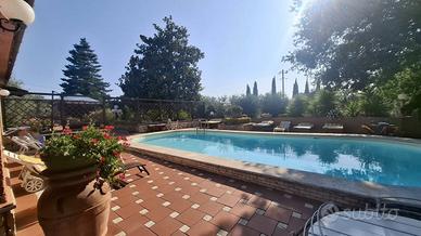 VILLA CON PISCINA DEPENDANCE E GIARDINO DI 6000 Mq
