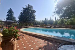 VILLA CON PISCINA DEPENDANCE E GIARDINO DI 6000 Mq