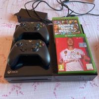 Xbox One 512GB con due joystick e Fifa20