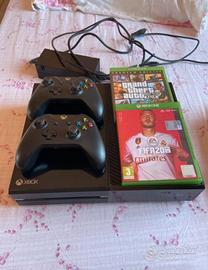 Xbox One 512GB con due joystick e Fifa20