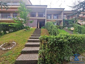 Villetta di 3 piani con giardino privato e garage