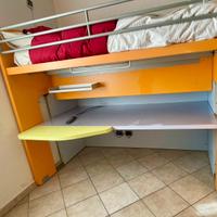 Letto scorrevole con scrivania