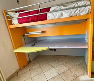 Letto scorrevole con scrivania