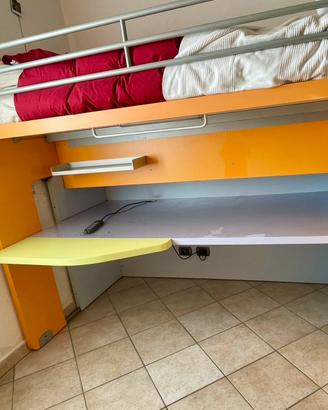 Letto scorrevole con scrivania