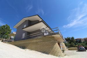 VILLA A SCHIERA D'ANGOLO A ACQUAVIVA PICENA