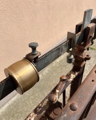 Bilancia Bassacuna antica in ferro e legno