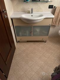 Mobile bagno laccato con lavabo