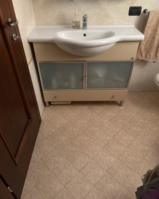 Mobile bagno laccato con lavabo