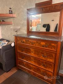 Cassettiera capiente con specchio