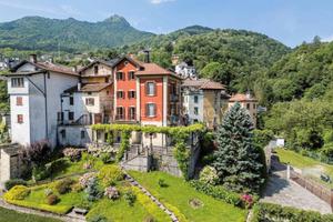 Villa di 315 m² con più di 5 locali e box auto a S