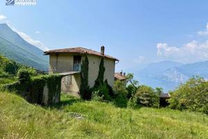 Rustico / Casale di 250 m² con più di 5 locali a M