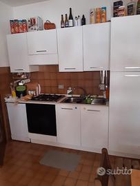 Trilocale arredato di cucina