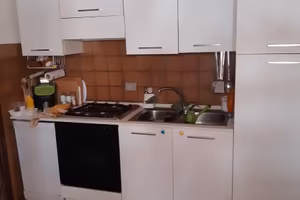 Trilocale arredato di cucina