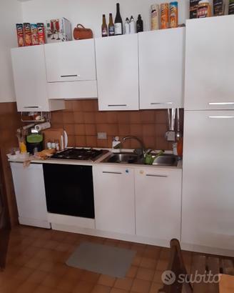 Trilocale arredato di cucina