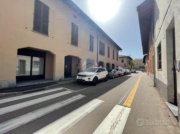 NEGOZIO A CUGGIONO