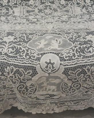 Tovaglia antica in merletto a tombolo figurato
