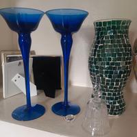 Soprammobili: candelabri, vaso, pezzi in cristallo