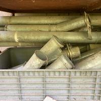 Tubi in metallo di varie dimensioni e diametri