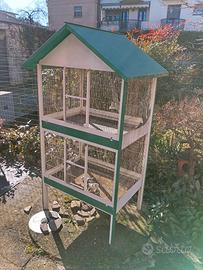 Casetta e gabbia per uccelli