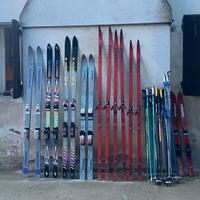 8 PAIA DI SCI: 4 DA FONDO + 4 DA SLALOM