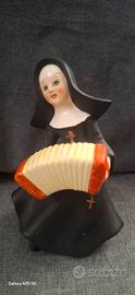 Statuetta Vintage Suora con Fisarmonica