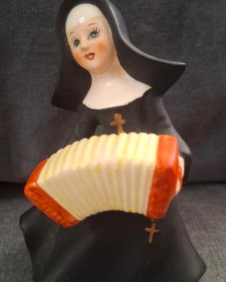 Statuetta Vintage Suora con Fisarmonica