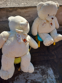 Due peluche giganti
